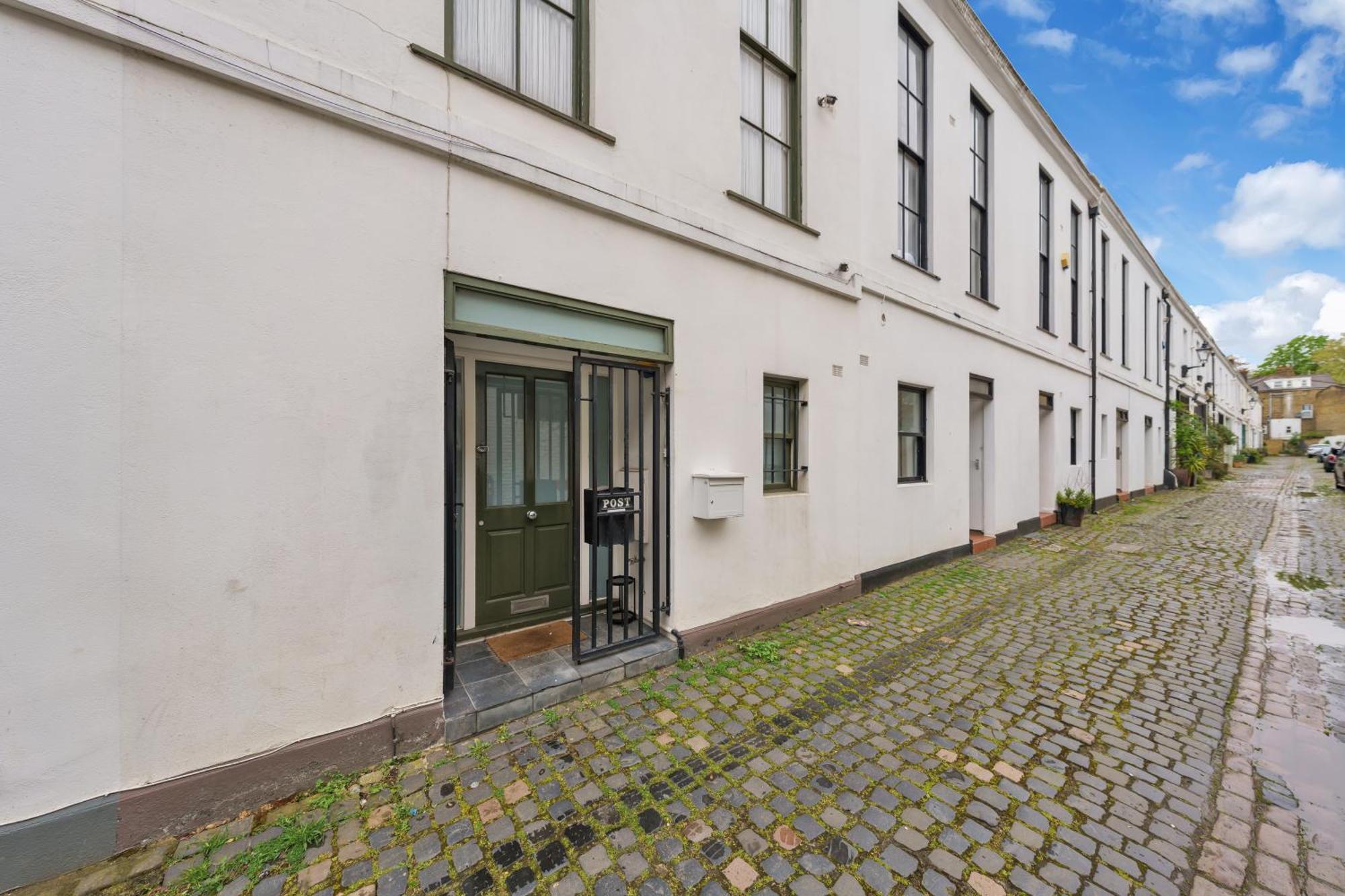 Mews House In Maida Hill With Free Parking Case de vacanță Londra